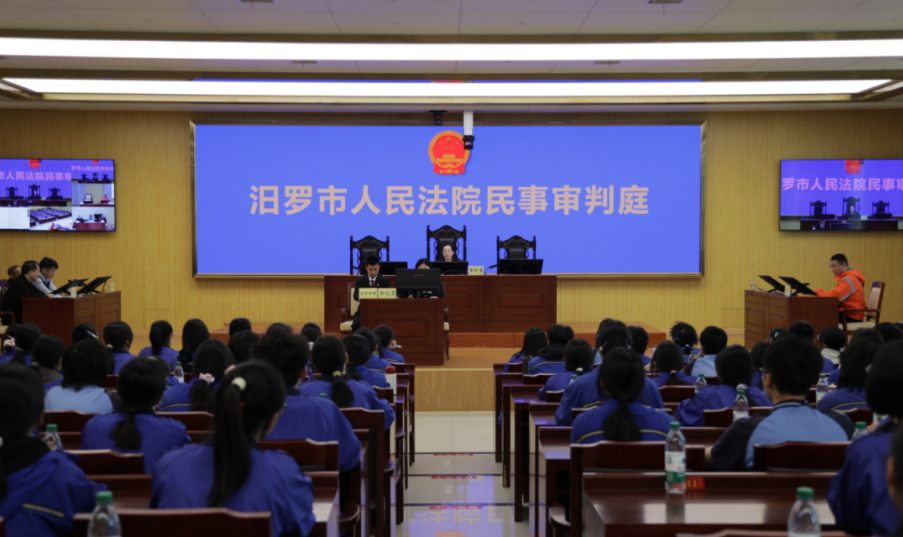 法庭变课堂！汨罗一中百余名师生走进法院旁听庭审