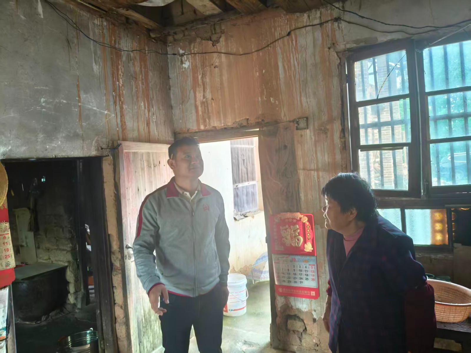 神鼎山镇：村干部反复劝，老两口躲过一劫