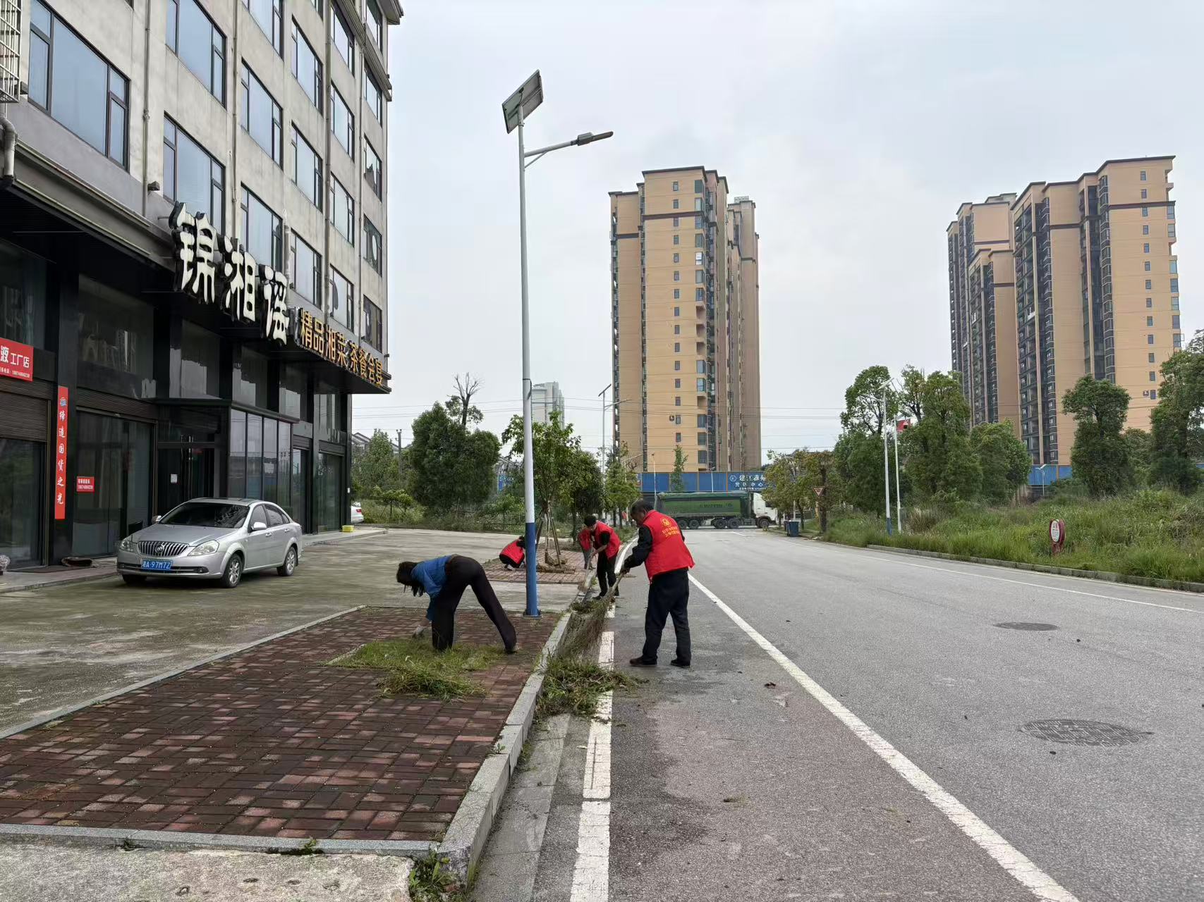 弼时镇金山社区：志愿者齐动手 清洁家园迎夏日