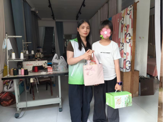 桃林寺镇社工站携手爱心人士为困境留守儿童过“六一”