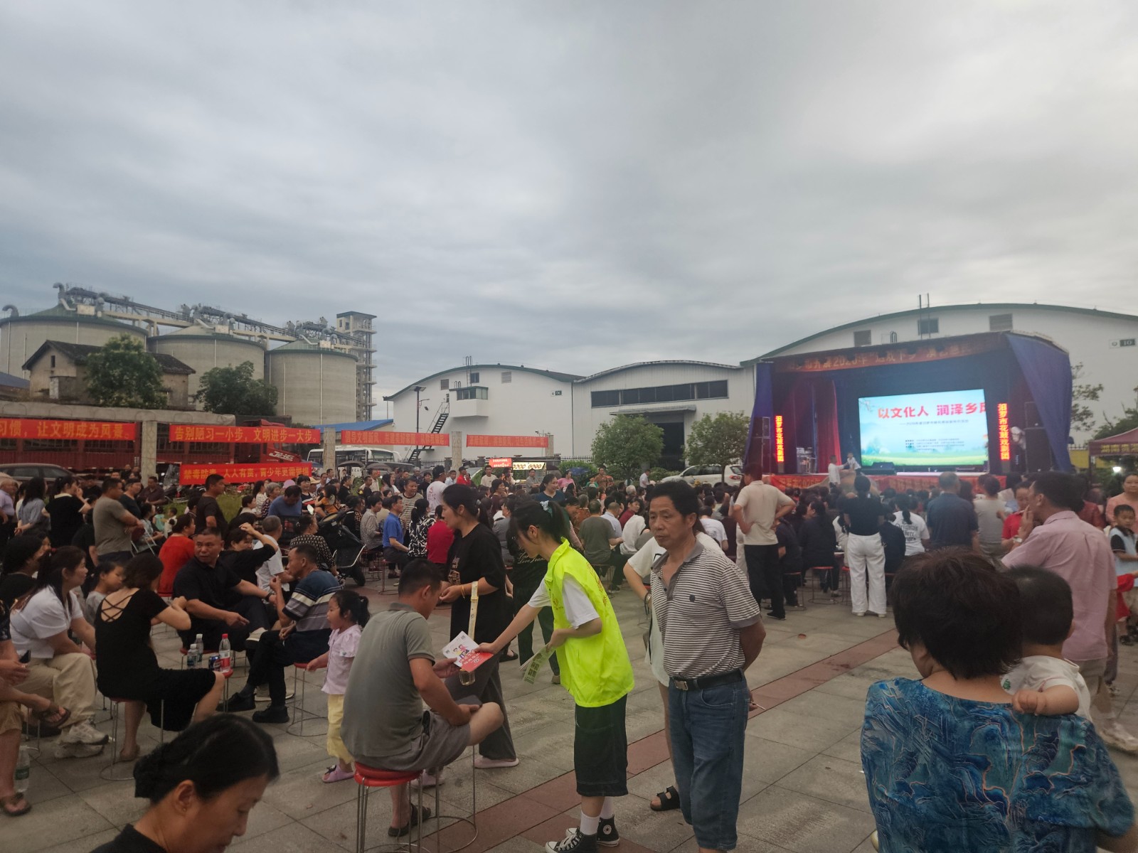 戏台下摆起禁毒课堂 汨罗白水镇这波宣传很“接地气”