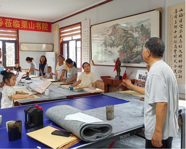 村里有个书院，桃林寺镇高丰村的孩子在墨香中过暑假