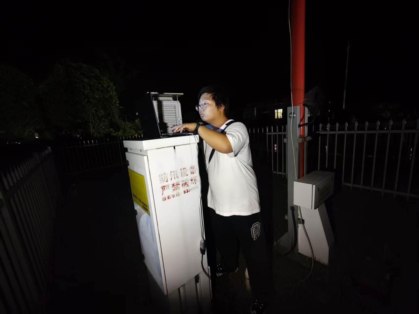汨罗气象局：深夜抢修，筑牢汛期“数据防线”