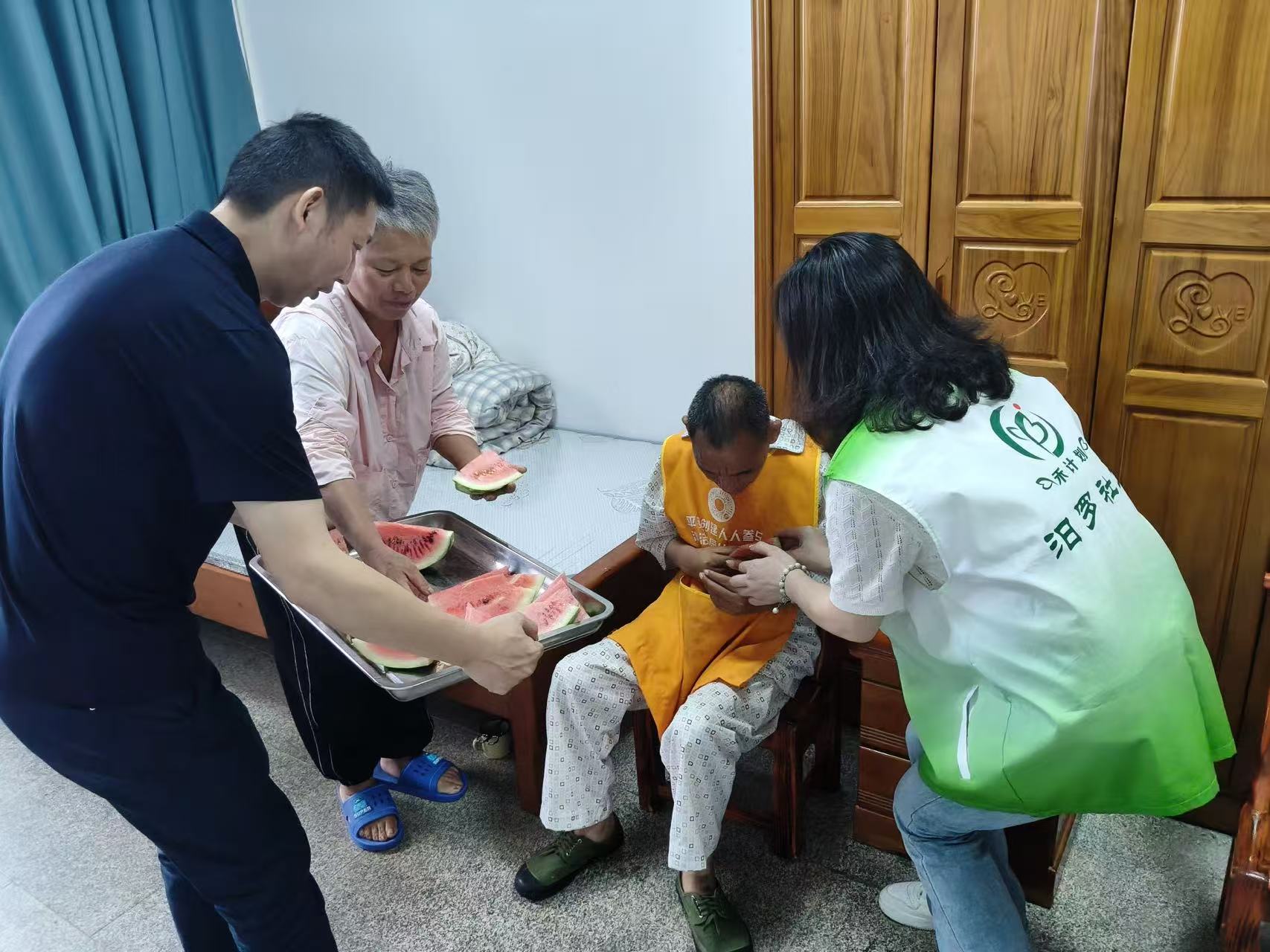 西瓜甜，心更暖！川山坪镇社工站为敬老院老人送清凉