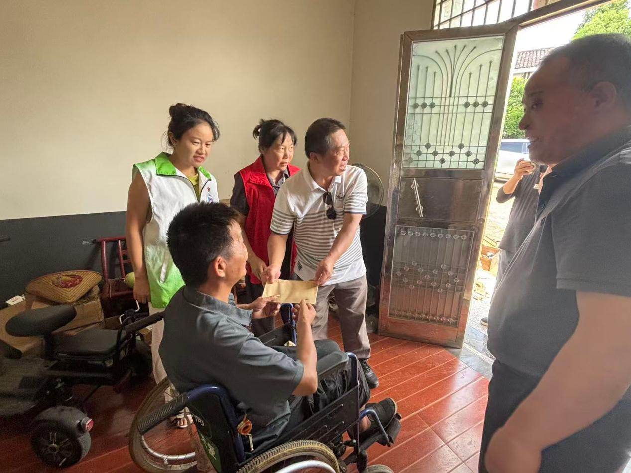 白水镇社工站联合爱心人士慰问11户困难家庭