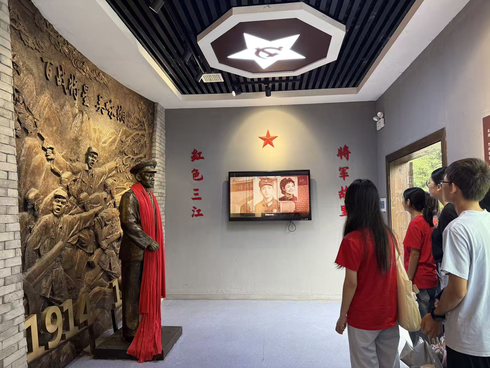 循红色足迹、读乡土文学、话基层实践，三江、长乐两镇组织暑期实习生开展研学交流