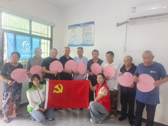 银龄巧手聚欢颜！三江镇社工站让老人从“陌生”到“一家亲”