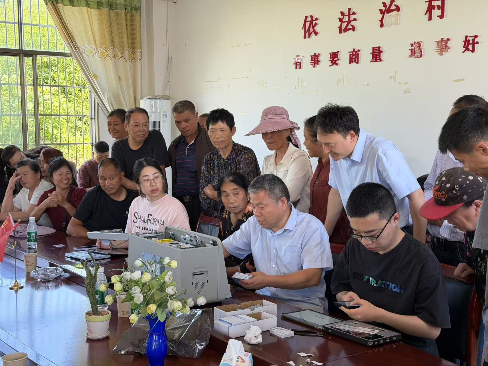 社保卡换卡下乡！三江镇八景村村民家门口“立等可取”