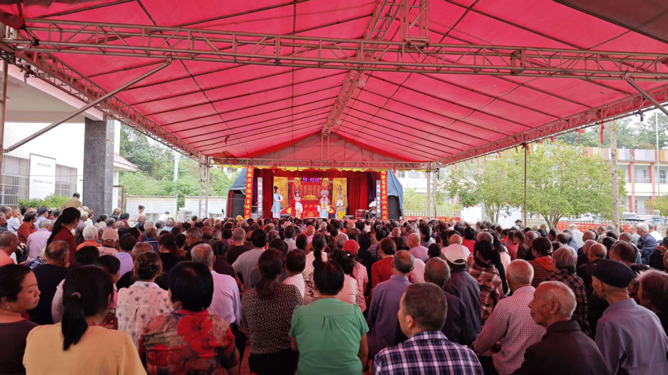 川山坪镇川西村老年协会成立十周年，800余名老人欢聚庆重阳