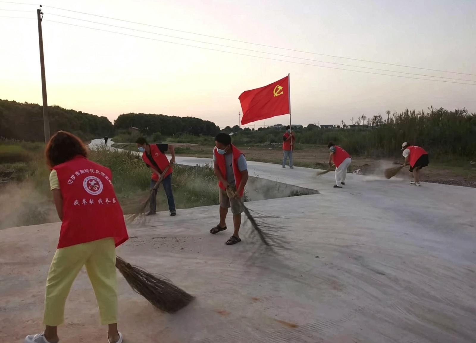 长乐镇：党群合力美家园，干干净净迎国庆