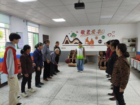 老有所乐！弼时镇社工站为序贤村老人办趣味文体活动
